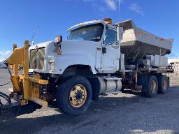 2009, INTERNATIONALE 5500, CAMION À 10 ROUES    ÉPANDEUR, AILE, LAME