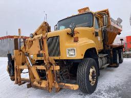 2002, INTERNATIONALE 5500, CAMION À 10 ROUES    ÉPANDEUR, AILE
