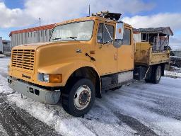2002, INTERNATIONALE 4700, CAMION À 6 ROUES    BENNE, GRUE