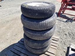 4 pneus pour remorque ST225/75D15 avec jante et 1 pneu ST175/80 R13 avec jante