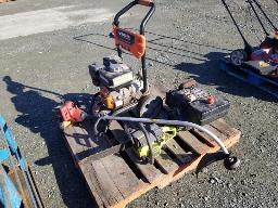 Lot varié: 2 Tondeuses, coupe bordure, moteur tracteur, scie à chaine, machine à pression à essence