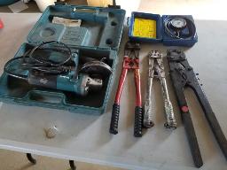 Lot varié: MAKITA-Rectifieuse, coupe boulon 18'' et 14'', pince de sertissage 877, cadran de pression à gaz