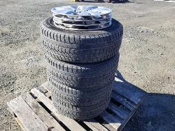 4 Pneus OVATION W86-215/60R16 hiver sur jante