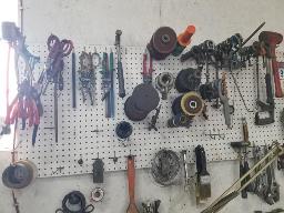 Lot d'outils variés sur panneau troué