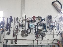 Lot d'outils variés sur panneau troué
