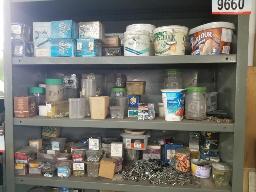 Étagère avec son contenu