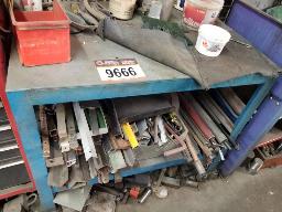 Table en acier sur roues 36''x24''x33'' avec son contenu