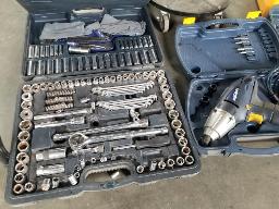 Lot d'outils variés: brocheuse à air, kit d'outils è air, impact électrique, laser, set de douilles