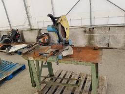 Scie à métal 110 vols sur table en acier et 2 tourets sur table en bois