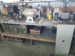 Lot varié: étau, touret, casier, petit outil manuel