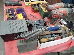 Perceuses (2) à batterie, chargeur à batterie, Allen key