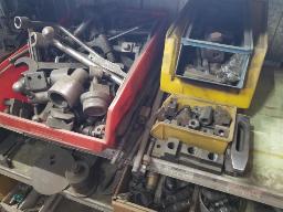 Lot d'outils variés et couteau pour fraiseuse et +