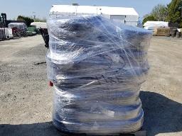 Lot de pneus auto et camions grandeurs variés neufs