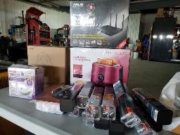 Grille-pain + 4 handset gamer + détecteur de monoxyde et fumée + routeur + lot de chargeurs I-Phone 15 et moins.