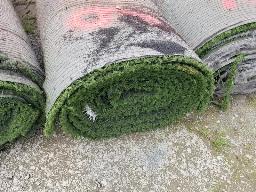 Rouleau de tapis gazon, environ 15' de long, ancien terrain de football