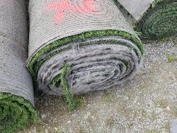 Rouleau de tapis gazon, environ 15' de long, ancien terrain de football