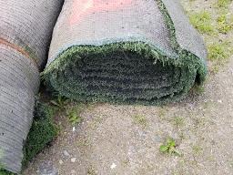 Rouleau de tapis gazon, environ 15' de long, ancien terrain de football