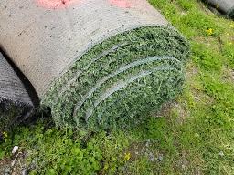 Rouleau de tapis gazon, environ 15' de long, ancien terrain de football