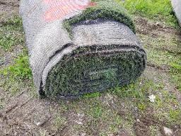 Rouleau de tapis gazon, environ 15' de long, ancien terrain de football