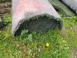 Rouleau de tapis gazon, environ 15' de long, ancien terrain de football