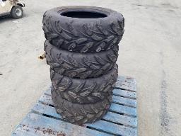 Pneus variés: 2 Pneus AT26X8-14 et 2 pneus AT26X10-14