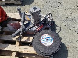 Lot varié: Scie à tronçonner à l'eau, lot de lames et tunel d'évacuation