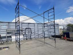 Ensemble d'échafaudage: 4 cadres, 4 braises, 4 vérins ajustables