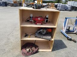 Étagère en bois avec son contenu: rectifieuse, touret, scie à métal, cable de survoltage, perceuse à air