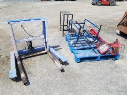 Lot varié: Cric à pneu, lumière, support à baril, petite table en acier