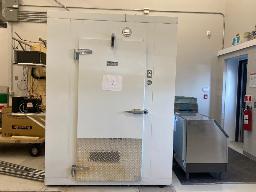 Une chambre froide (neuve, mais percée car installée dans le dépôt pour le cours de REF)