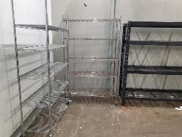 Lot d'étagères variées