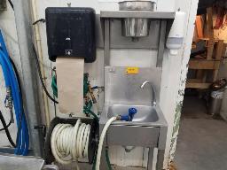 Lavabo en stainless, boyau, distributeur à papier