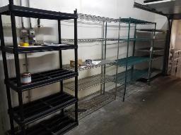 Lot de tablettes en métal et plastique