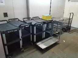 Lot de chariot en plastiques, métal, lot de sacs en plastiques, 2 marches