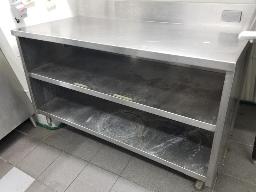 Table en stainless 60''x30''(1 patte cassée), table de travail en stainless 2 portes 42''x35''