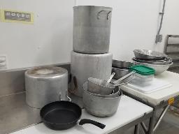 Lot varié: chaudrons, cul de poule, robot, passoire et plus