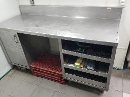 Table de travail en stainless 67''x28'', table de travail dessus en stainless 24''x72'', ouvre boite, 2 tablettes en stainless