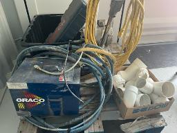 Lot d'outils variés: scie va et vient, sableuse à plancher, fusil à peinture et plus