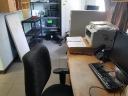 Lot varié: bureau, chaise, classeur, étagère, fax, scan, copie