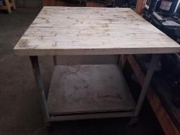Table 36''x36''x36'' sur roulette dessus en bois