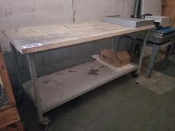 Table 72''x28''x36'' sur roulettes dessus en bois