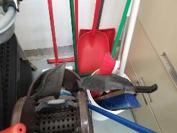 Lot varié: balai, brosse, pelles, classeur et plus