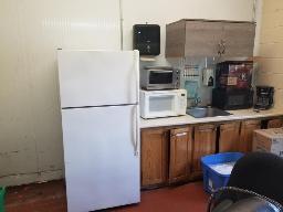 Réfrigérateur, four micro-ondes, four grille pain, cafetière