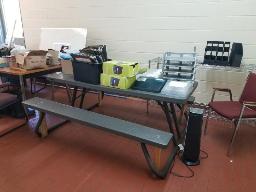 Table à pique nique, LIFETIME, table en bois, lot de bottes, lot d'articles variés