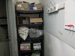 Lot varié; Balance, gants, sac à poubelle, étagère et plus