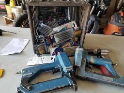 Outils variés: brocheuse à air, cloueuse à air, hi torque à air, lot de lame de scie sauteuse BOSCH (env. 95)