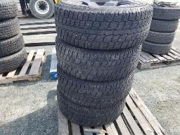 SAILUN ICE BLAZER, 4 pneus à clou, LT245/75R16 avec jante, et un pneu GOOD Year 265/65R17.