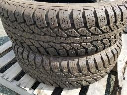 CHAMPIRO ICE PRO, 2 pneus à clou LT245/75R16.