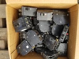 Environ 50 disjoncteurs Square D