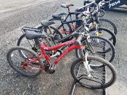 4 Vélos CCM avec support à vélo